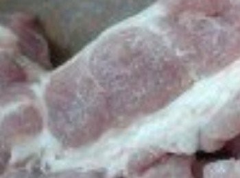 step2: 用刀背琢鬆豬肉後,除水稍後加入全部<span class="group_2">醃料</span>醃豬肉,水份約十五分鐘後先加,如可以最好醃幾小時。