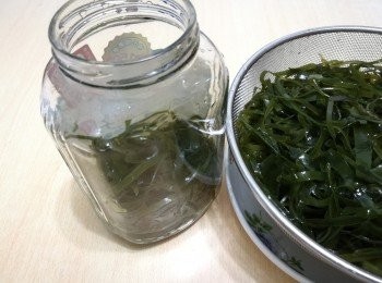 step4: 泡半個月，可以降脂降壓，泡一個月，可以補鈣。(冬天可放在室温，夏天則建議放在冰箱。)