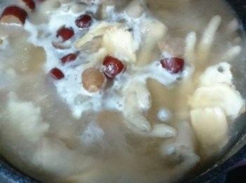 step5: 倒入<a href="https://bit.ly/3kLFTWO" target="_blank" data-keyword="雞腳" class="guide-link"><strong>雞腳</strong></a> <span style="display:inline-block;vertical-align:middle;margin-top:-3px;color:initial;border-radius:3px;padding:2px 3px;font-size:12px;line-height:14px;background:#87d300;color:#fff;">即買</span> 煮滾