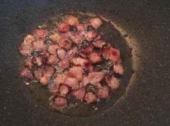 step4: 水煮乾後就會開始出油，煎到上色後，將培根撈起，放在吸油紙或廚房用紙上吸油，讓培根酥脆。(培根油用來炒菜或拌義大利麵很香喔～）
