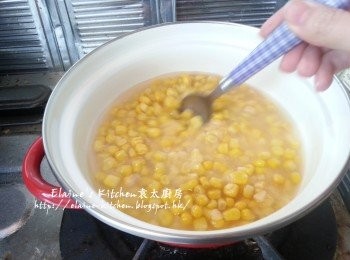 step5: 魚柳冷藏期間 , 將粟米蓉 , 粟米粒及半碗水份量放入煲內拌勻煮滾