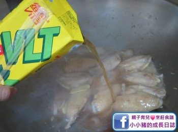 step5: 加入檸檬茶及餘下的檸檬片(大約蓋過<a href="https://bit.ly/3zHU5V3" target="_blank" data-keyword="雞翼" class="guide-link"><strong>雞翼</strong></a> <span style="display:inline-block;vertical-align:middle;margin-top:-3px;color:initial;border-radius:3px;padding:2px 3px;font-size:12px;line-height:14px;background:#87d300;color:#fff;">即買</span> 面就可以)~