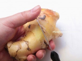 step4: 薑刨去皮，切小粒，放入慢磨機，分別磨出渣及汁備用。