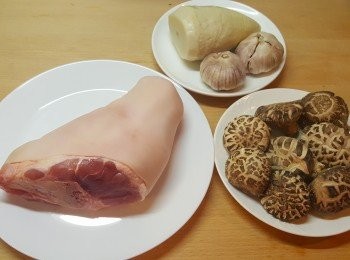 step1: 將冬荀切小塊後，汆水，備用。