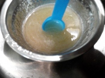 step2: 2、預先將（明膠粉，水）拌勻，隔水煮至浴化，倒進A裡拌勻。