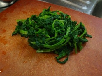 step1: 豆苗用水著至半熟， 撈起沖水; 搾乾水分再切碎備用