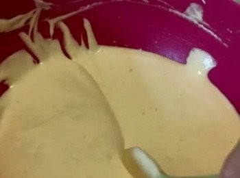 step5: 1/3蛋白加入蛋糕糊中，拌勻。把蛋糕糊倒入蛋白中用切拌法拌勻。