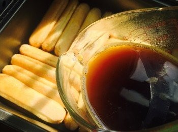 step1: Lady fingers平鋪在深焗盤中。在濃縮咖啡（Espresso）中加入3茶匙Khalua咖啡酒，攪拌後均匀淋在Lady fingers上。