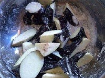 step1: 茄子切成滾刀塊，放入盆中，用乾澱粉裹勻，注意，不要放水！