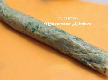 step3: 將鮻魚肉平勻鋪上腐皮上，捲成一條。