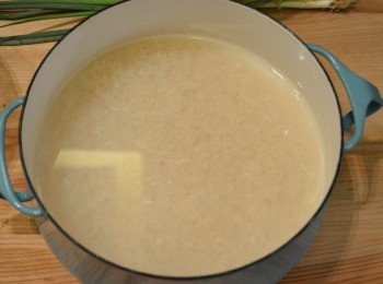 step3: 白米洗淨，放入鍋中加入1：1同等份量的水浸泡半小時。米最好泡一會，將米芯浸透，這樣可以更快熟，也不會出現夾生飯的現象。