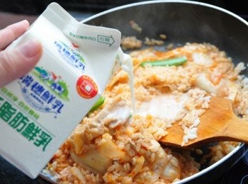 step5: 再來加入適量的鮮奶，再放入少許的玉米粉水轉小火燉煮