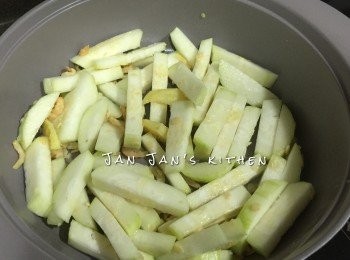 step1: 下油爆香蒜蓉薑片，下蝦米炒香，下節瓜炒勻。