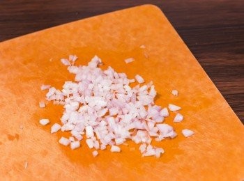 step1: 紅蔥頭去皮，切碎成幼粒備用。