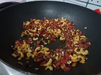 step3: 用易潔鑊燒熱2湯匙油, 下臘腸粒，蝦米粒，及冬菇粒慢火炒香