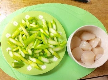 step1: -蘆筍，洗淨削去頭尾及外皮，切斜片
-日本急凍大干貝