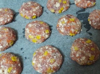 step8: 用手抓適量的肉餅餡料 , 放在手中 , 輪番來回拍打後再整型 , 放到已鋪好烘焙紙的烤盤上