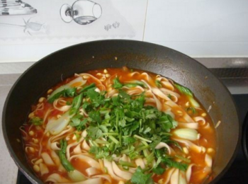 step13: 放入香菜、小蔥末和雞精