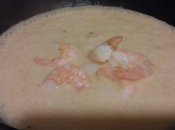 step3: 爆香洋蔥後加入忌廉蘑菇醬和水,湯滾後加入大蝦熄火。
