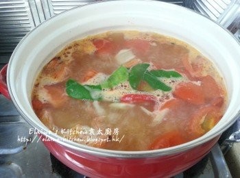 step4: 再加入檸檬葉 , 南薑片 , 香茅片及辣椒 , 用中火煮滾後蓋上蓋轉慢火煮15分鐘