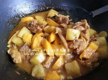 step8: 咖哩薯仔雞炆20分鐘後加入芒果肉拌勻