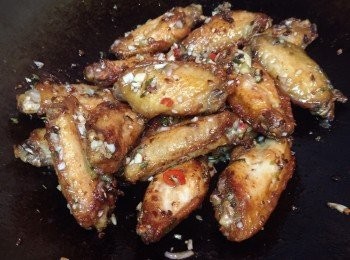 step5: 將鑊內的油盛起，不用洗鑊，放入<span class="group_3">醬汁</span>煮至微滾，最後放入炸好的<a href="https://bit.ly/3zHU5V3" target="_blank" data-keyword="雞翼" class="guide-link"><strong>雞翼</strong></a> <span style="display:inline-block;vertical-align:middle;margin-top:-3px;color:initial;border-radius:3px;padding:2px 3px;font-size:12px;line-height:14px;background:#87d300;color:#fff;">即買</span> 快手兜匀即可。