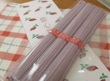 step1: 這次使用呷好麵"紫心地瓜中麵"!! 紫心地瓜中麵材料成分為小麥粉及紫心地瓜粉~~ 而紫紅色則是豐富天然花青素的原色..沒有添加任何色素成分喔!!!