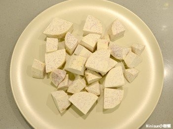 step1: 芋頭洗淨去皮切塊