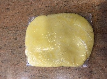 step2: 2)撻皮壓成0.5CM再放入模中再雪硬