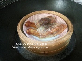 step11: 鴨腳扎放上碟 , 再放入蒸籠 (如沒有蒸籠 , 放入鑊中隔水蒸都可以)