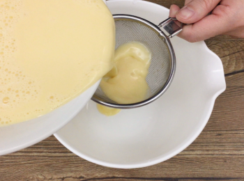 step5: 拂至完全均勻，用篩過濾兩次。