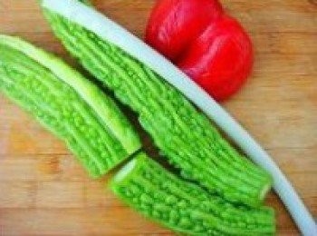 step1: 苦瓜洗淨後去掉瓜瓤和苦瓜的白色部分，將片好的苦瓜斜刀切成細絲