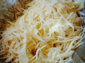 step2: 煎pan熱溶牛油。同時薯絲瀝乾水，再用手揸／毛巾吸走多餘水份。