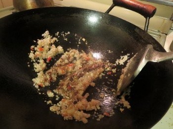 step2: 烧热油，爆香<span class="group_2">调味料A</span>，加入蚬炒，关盖，焗至半开囗(半熟)。
**如果想吃得方便和较美观，可预先将泡好的蚬放入沸腾的水中烫，一稍微开口便与上捞起，然后将另一半不附着蚬肉的壳剪掉才下锅炒。