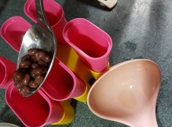 step6: 先將煮淋的紅豆加適量入冰條模內