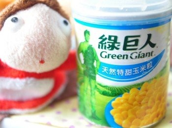 step5: 綠巨人嚴格挑選種子，於甜度、口感最佳狀態採收、裝罐、封存，呈現天然特甜玉米粒脆甜飽滿，每一口都易滿金黃玉米的濃郁香甜，讓我們幸福的享受!