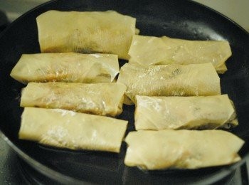 step5: 熱平底鑊下油，用小火將腐皮捲煎至兩面金黃色，只需約兩分鐘，即成！