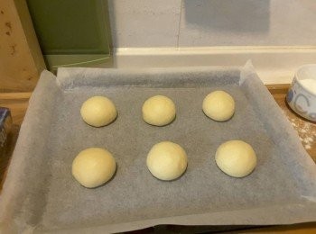 step1: 先做麵包：把所有材料混合（面料除外）,牛油待粉團成型後才加入，搓至起薄膜，待1發兩倍大左右，排氣，滾圓，放焗盤中待二發。(我省略了休息15分鐘排氣滾圓部份，我做所有無餡的圓型包也會如此)