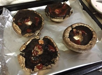 step3: 在焗盆上鋪上錫紙，塗上少許oliver oil，將磨菇放上，再加入少許茄汁