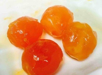 step2: 將鹹蛋刷洗乾淨，取出蛋黃加入紹興酒拌勻去腥，蒸10—15分鐘至熟，取出待涼備用。