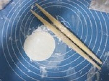 step7: 擀成皮子，直徑7cm左右為合適。看到我的雙桿了伐，這是我專業學徒的水平象徵，嘎嘎嘎，沒有專業武器的，可以用擀麵棍。