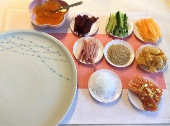 step2: 粉絲浸軟，用熱水燙熟後過冷河備用。
所有材料切幼絲。
