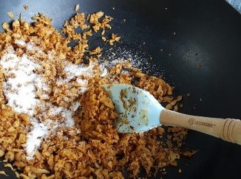step8: 加入牛肝菌粉及糖，炒勻。