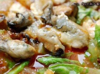 step8: 用料不手軟的蚵仔煎,淋上自製的醬汁超級美味