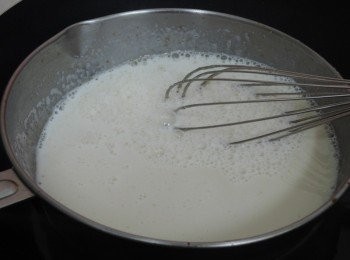 step5: 牛奶加入泡好水的吉利丁片隔水加熱至吉利丁片融化