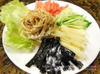 step1: <span class="group_2">醬汁</span>拌勻備用.麵條燙熟加少許橄欖油.淋上<span class="group_2">醬汁</span>放上喜歡的<span class="group_3">配料</span>即可