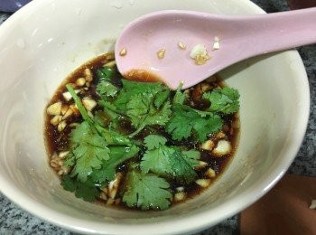 step4: 將<span class="group_2">汁料</span>材料混合攪均, 加入蒜蓉及芫荽