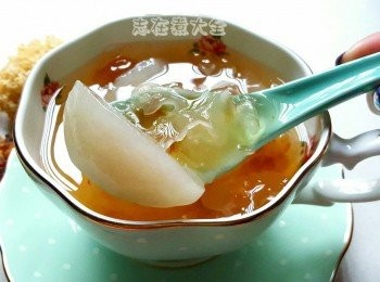 step4: 燒滾一鍋水，將所有材料放入鍋內中火煲10分鐘，小火煲20分鐘，再下冰糖即可享用