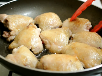 step2: 落1湯匙橄欖油煎雞上脾, 雞皮向底, 煎至金黃, 再將雞翻轉, 煎大概5分鐘