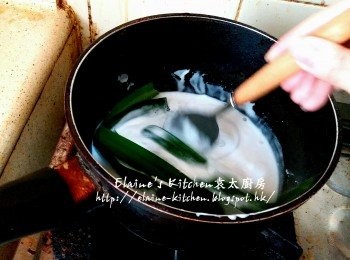 step5: 加入白砂糖及少許鹽 , 再放入斑蘭葉 , 用慢火慢慢拌勻煮至出煙微滾